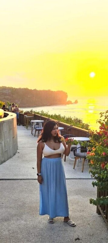 Extremely Hot Sexy Mallu Massage Parlour Girl Full Nude Bathing Giving Handjob to Boyfriend While He Fingering her Pussy Don't Miss 😍🥰